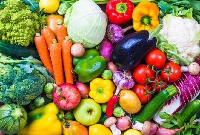Свіжі овочі та фрукти зі свого городу