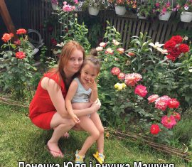 Донечка Юля і внучка Машуня насолоджуються красою квітів
